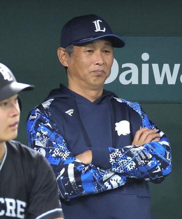 　巨人に逆転負けし、厳しい表情を浮かべる西口監督（撮影・西岡正）
