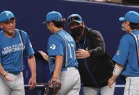 　伊藤を出迎える新庄監督