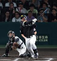 　１０回、勝ち越しとなる適時二塁打を放つ代打・石塚（撮影・北村雅宏）