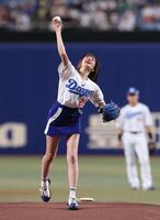 　始球式を務めた岡田紗佳（撮影・佐々木彰尚）