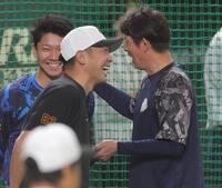 　阿部監督（左）らと談笑する豊田コーチ（撮影・西岡正）