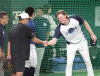 　阿部監督（左）と握手するウィンゲンター＝２０日