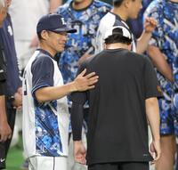 　石川（右）をねぎらう仁志コーチ＝２０日