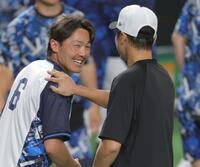 　坂本（手前）と話す源田＝２０日