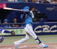 　１回、矢沢は左中間に適時二塁打を放つ（撮影・佐々木彰尚）