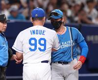 　井上監督とメンバー表交換をした新庄監督（撮影・佐々木彰尚）