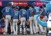 　円陣を組む日本ハムナイン（撮影・佐々木彰尚）
