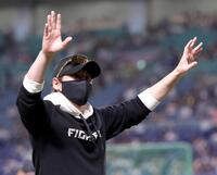 　ファンに手を振る新庄監督