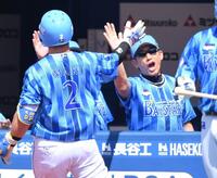 　２回、先制の左越えソロを放った牧（手前）とタッチを交わす三浦監督（撮影・開出牧）
