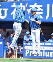 　２回、先制の左越えソロを放った牧（左）とジャンピングタッチをかわす筒香（撮影・開出牧）