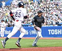 　１回、宮城（右）は山田に適時二塁打を打たれる（撮影・佐藤厚）