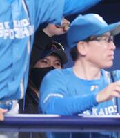 　２回、加藤貴が送りバントを決め、ベンチで喜ぶ新庄監督