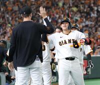 　７回、勝ち越し３ランを放ち、ナインとタッチを交わす増田陸（撮影・西岡正）