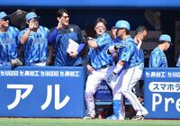 　２回、右越えソロを放ち牧（左）と息の合ったポーズを決める戸柱（撮影・開出牧）