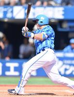 　２回、先制の左越えソロを放つ牧（撮影・開出牧）