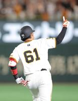 　７回、勝ち越し３ランを放ち、指を立てて二塁へ向かう増田陸（撮影・西岡正）