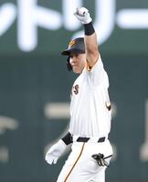 　７回、中越えに同点となる２点二塁打を放ち、ガッツポーズの岡田（撮影・西岡正）