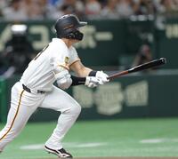 　７回、中越えに同点となる２点二塁打を放つ岡田（撮影・西岡正）