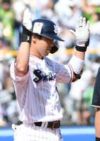 　１回、山田は左中間に２点適時二塁打を放つ（撮影・佐藤厚）