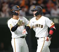 　７回、３ランを放ち、岡田（左）とタッチを交わす増田陸（撮影・西岡正）
