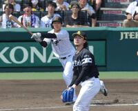 　１回、小幡（左）に２点適時二塁打を浴びる上沢（撮影・北村雅宏）