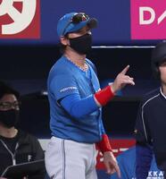 　９回、リクエストをする新庄監督（撮影・佐々木彰尚）