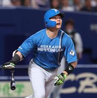 　７回、清宮幸は右越えにソロを放つ（撮影・佐々木彰尚）