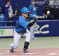 　１回、郡司はスクイズを決める（撮影・佐々木彰尚）