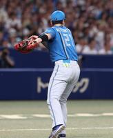 　９回、石伊のバントを三塁へ送球する清宮幸（撮影・佐々木彰尚）