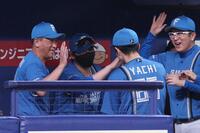 　勝利に喜ぶ新庄監督（左から２人目）＝撮影・佐々木彰尚