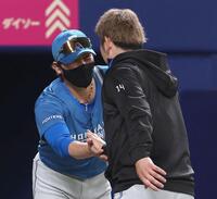 　５勝目を挙げた加藤貴を出迎える新庄監督（撮影・佐々木彰尚）