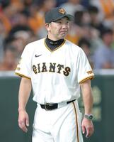 　９回、投手交代を告げて笑みを浮かべる阿部監督（撮影・西岡正）