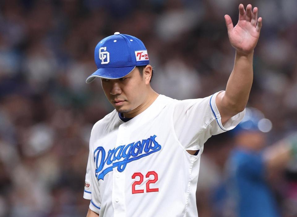 　３回、レイエスを右飛にしとめ、手を挙げる大野（撮影・佐々木彰尚）