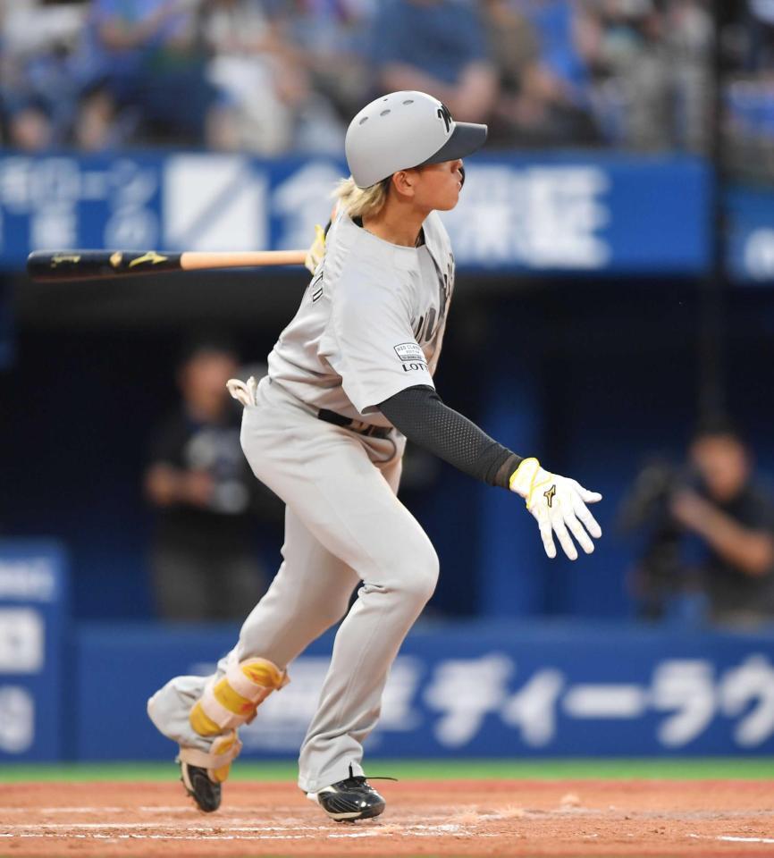 　３回、左越えソロを放つ山本