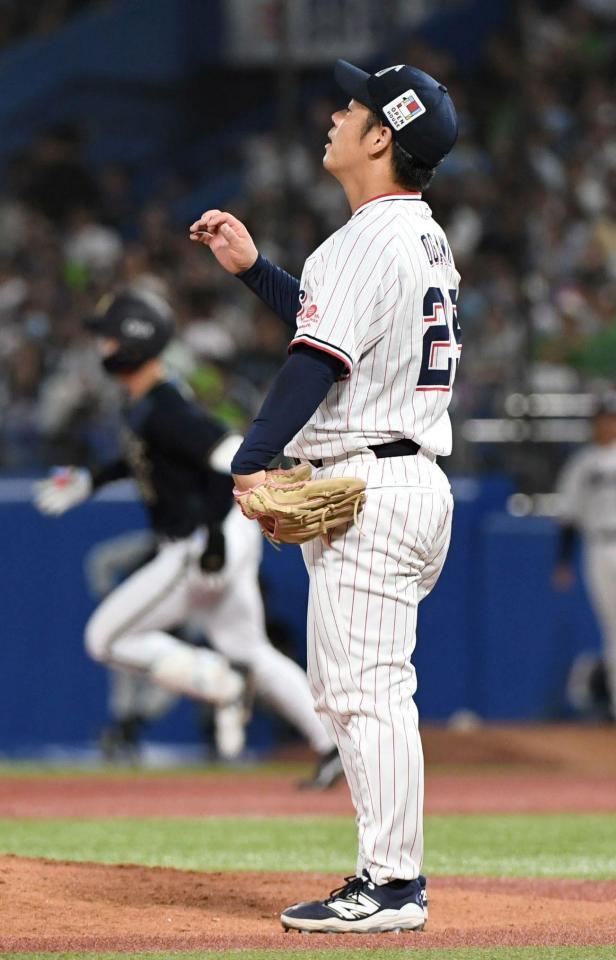 　４回、太田（左）に３ランを浴び、ぼう然と立ち尽くす小川（撮影・佐藤厚）