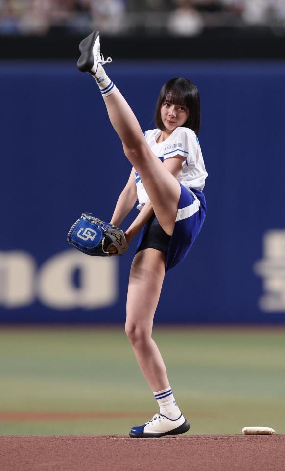 　始球式を務めた岡田紗佳（撮影・佐々木彰尚）