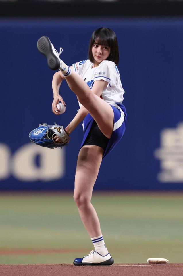 　始球式を務めた岡田紗佳（撮影・佐々木彰尚）