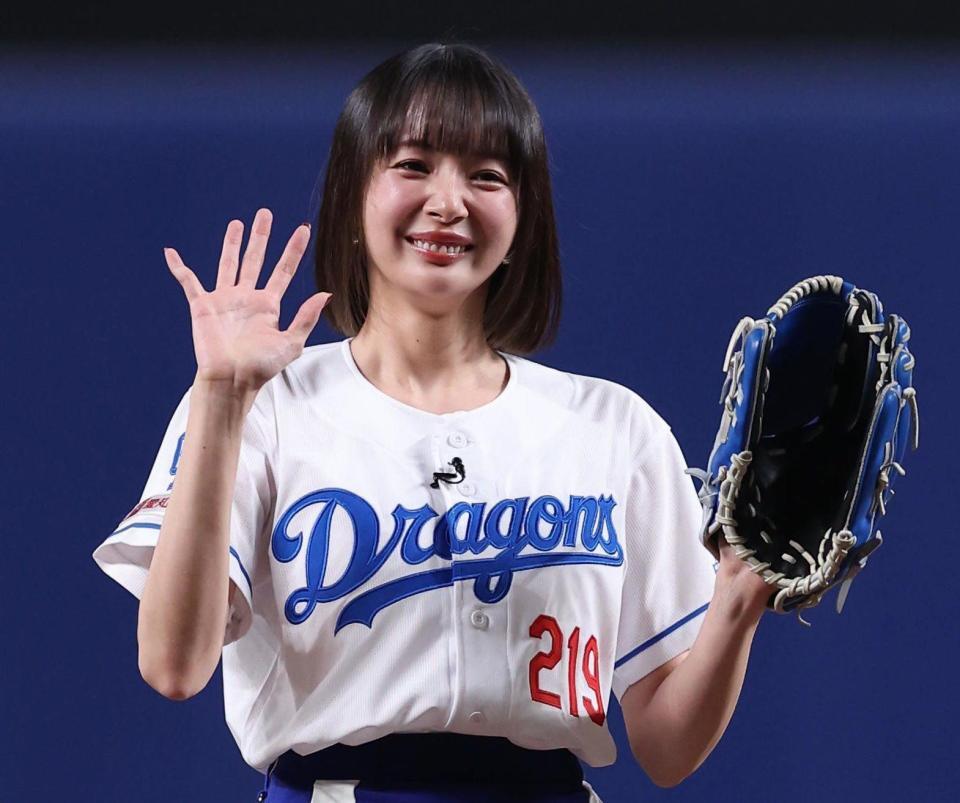 　始球式を務めた岡田紗佳（撮影・佐々木彰尚）