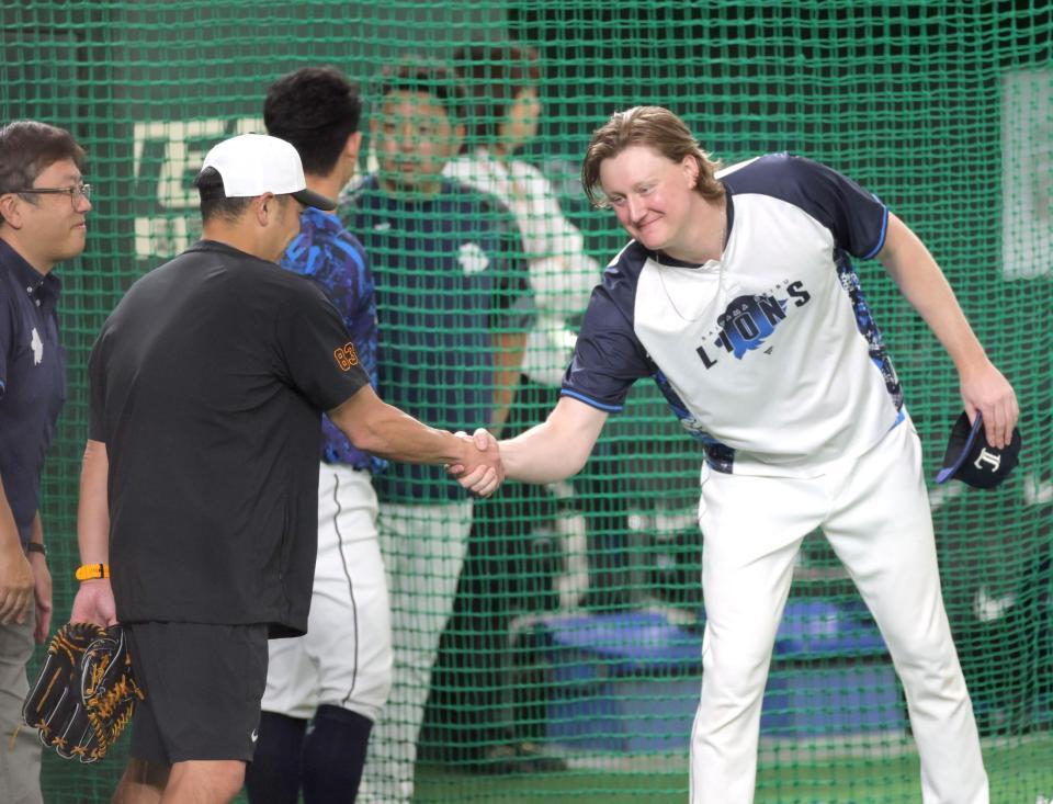 　阿部監督（左）と握手するウィンゲンター＝２０日