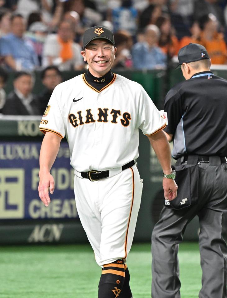 　６回が終わり投手交代を告げる阿部監督＝２０日