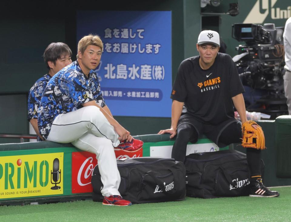 　中村（左）、炭谷（中央）と話す坂本（撮影・西岡正）