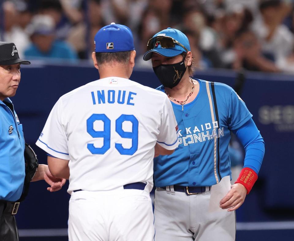 　井上監督とメンバー表交換をした新庄監督（撮影・佐々木彰尚）