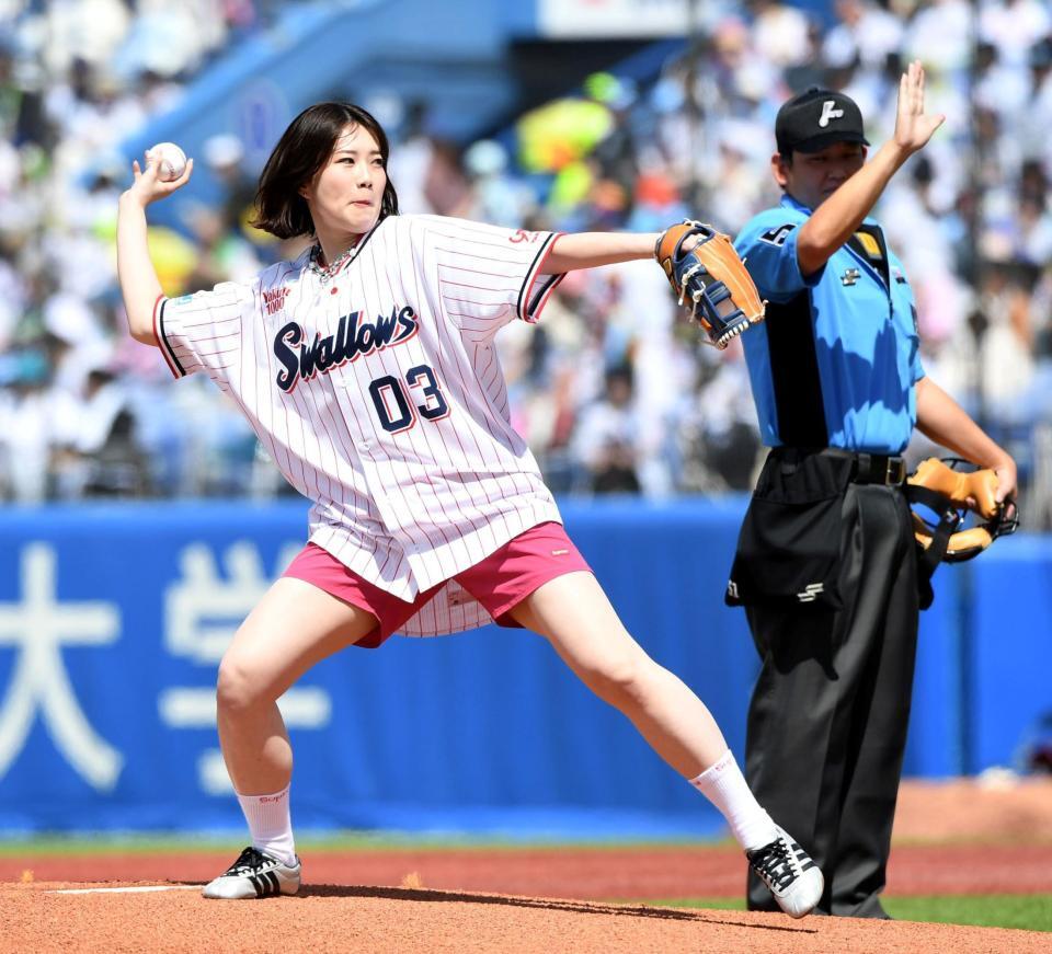 　始球式でボールを投じる石田眞美さん（撮影・佐藤厚）