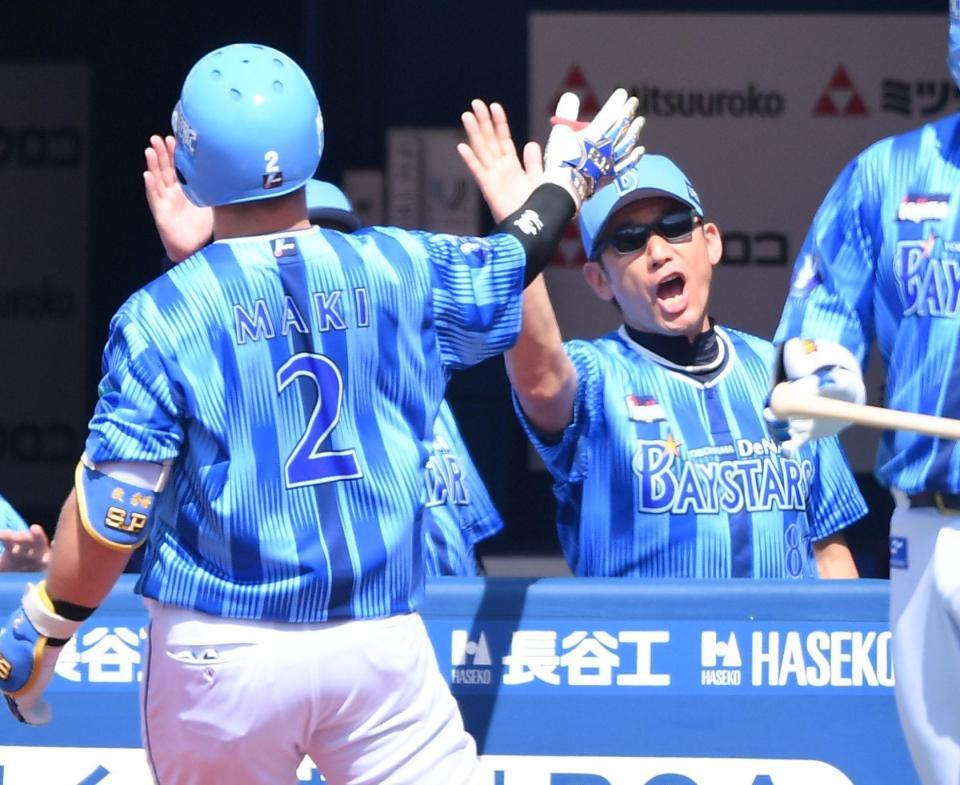 　２回、先制の左越えソロを放った牧（手前）とタッチを交わす三浦監督（撮影・開出牧）
