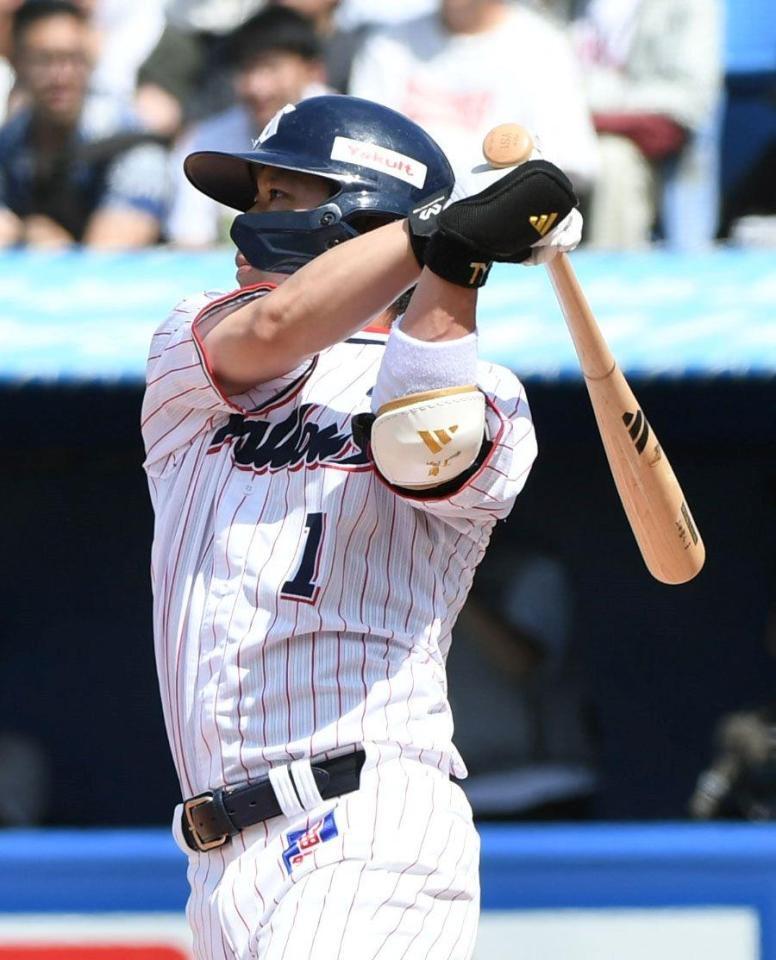 　１回、山田は左中間に２点適時二塁打を放つ（撮影・佐藤厚）