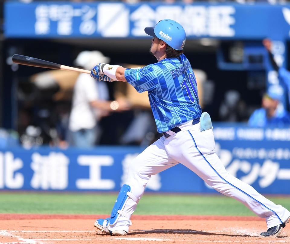 　２回、右越えソロを放つ戸柱（撮影・開出牧）