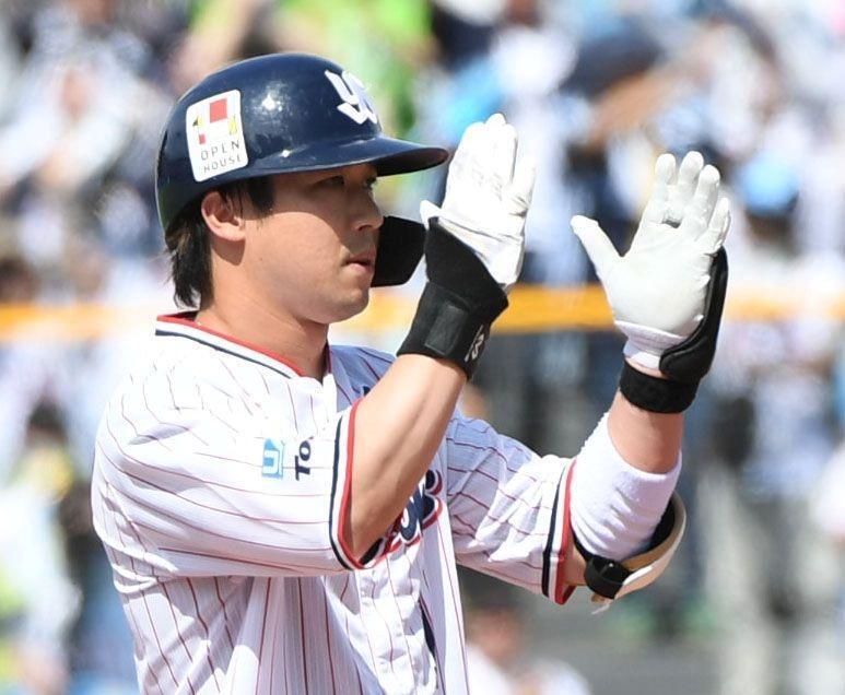 　１回、山田は左中間に２点適時二塁打を放つ（撮影・佐藤厚）