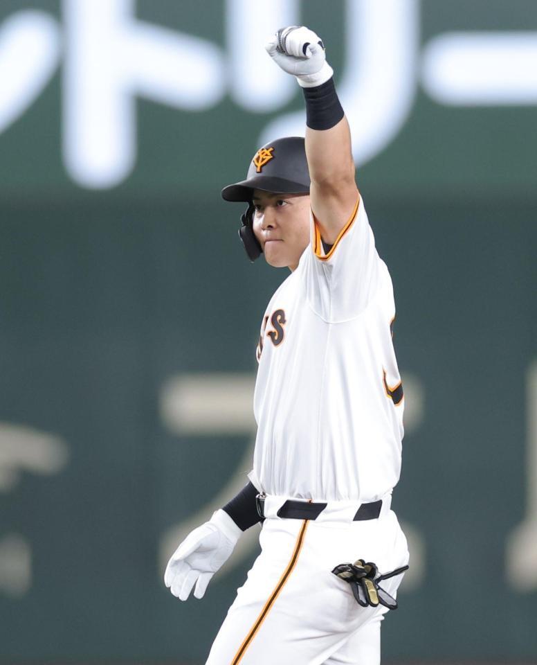 　７回、中越えに同点となる２点二塁打を放ち、ガッツポーズの岡田（撮影・西岡正）