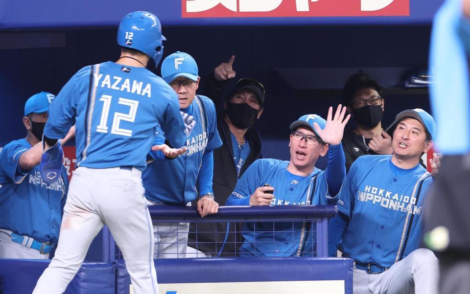 　１回、郡司のスクイズで生還した三塁走者・矢沢を出迎える新庄監督らベンチ（撮影・佐々木彰尚）