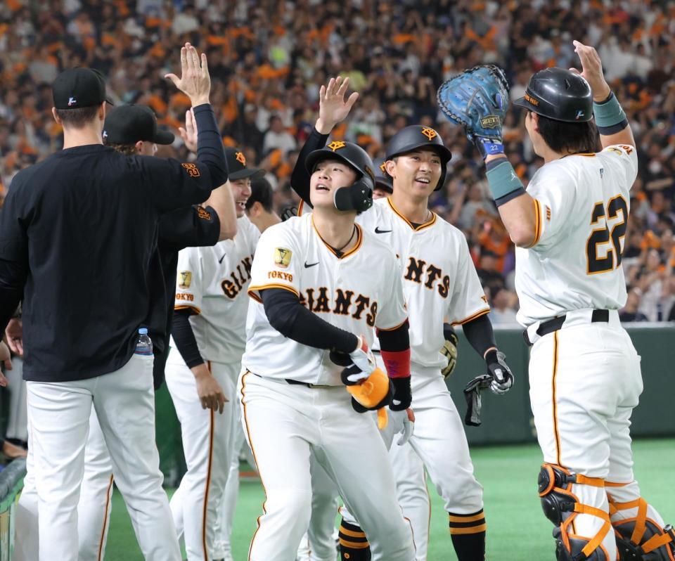 　７回、勝ち越し３ランを放ち、ナインに祝福される増田陸（中央）＝撮影・西岡正